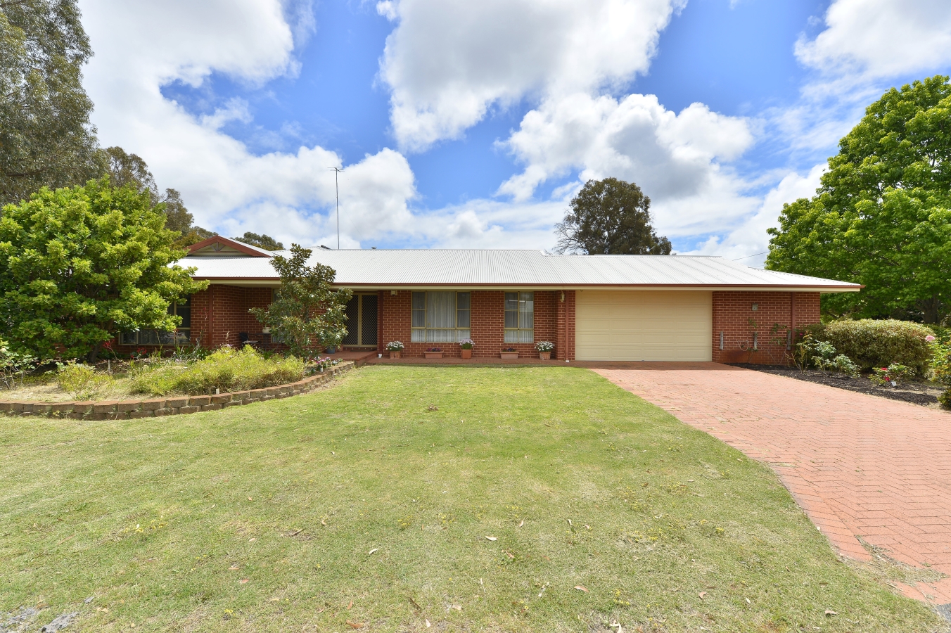 LOOKING FOR HUGE LIFESTYLE BLOCK, WITH MASSIVE COUNTRY STYLE HOME